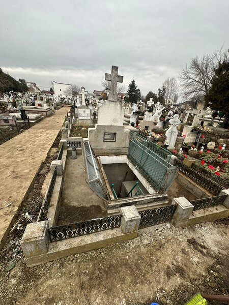 Loc de veci – cavou.